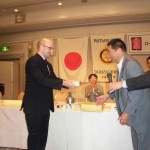 米山奨学生の時にモリツさんのカウンセラーをされた西村会員から腕時計の授与