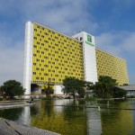 本会議場の隣のホテルもブラジル色の黄色でした。 このホテはロータリー貸切です。  土曜日の夜、このホテルの前の広場でカーニバルのパレードがあります。